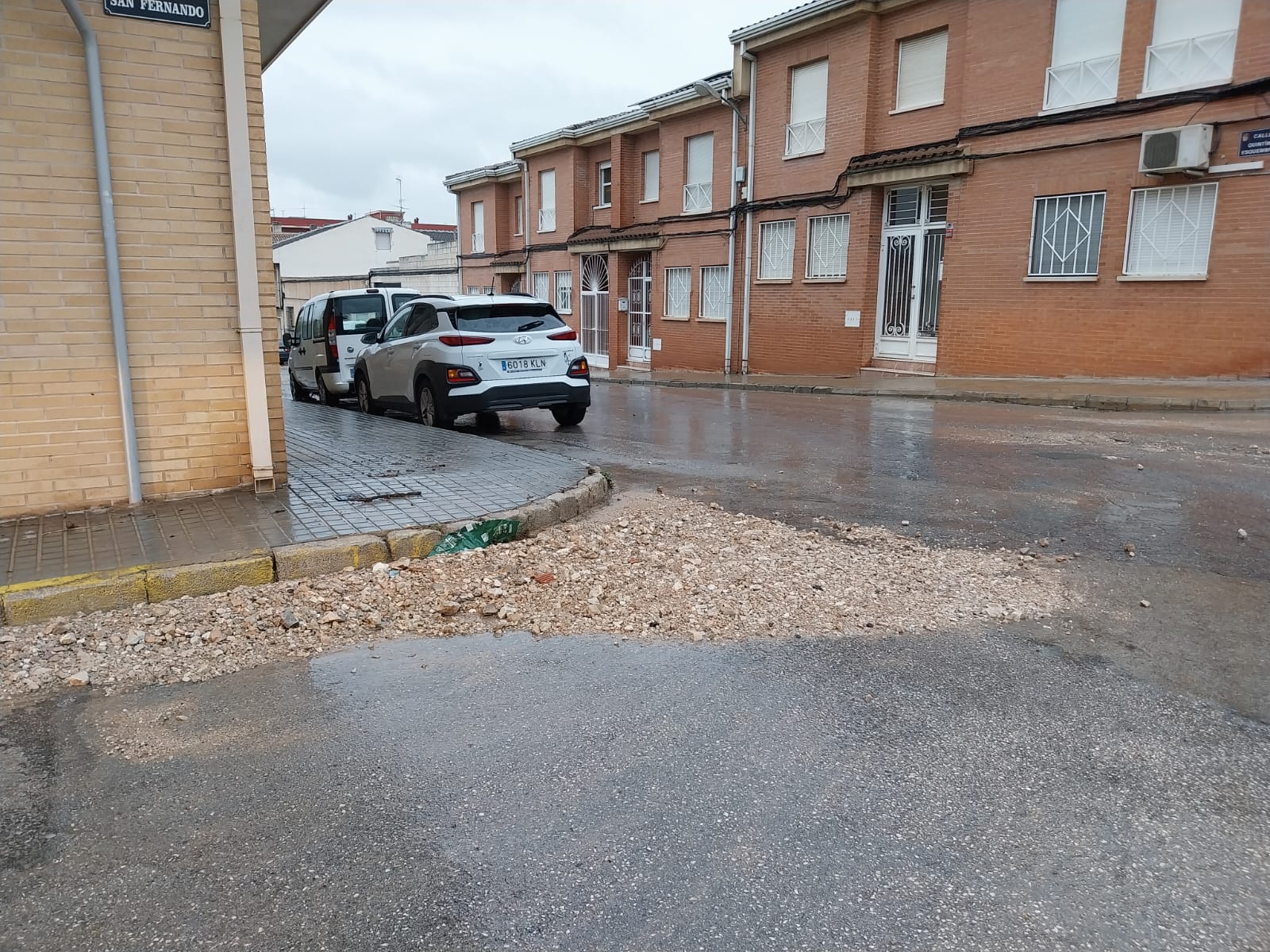 Calles afectadas por el barro y piedras por arrastres de la lluvia