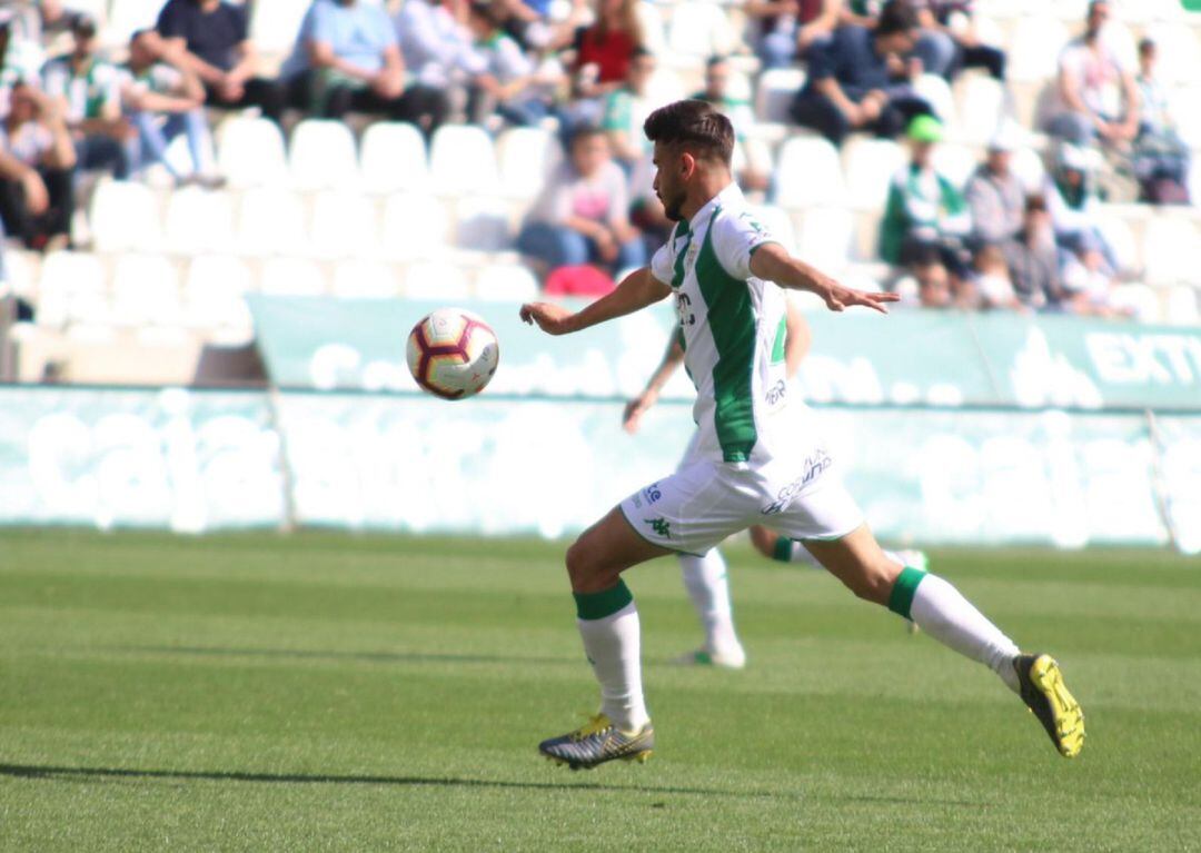 Luis Muñoz pugna por un balón