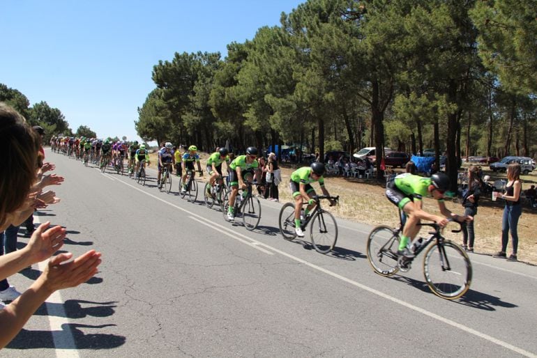 El pelotón del Gran Premio Ciclista Villa de Cuéllar en una edición anterior