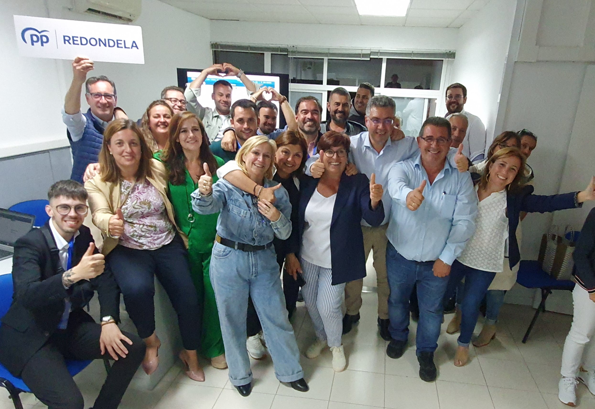 El candidato del PP de Redondela celebra con su equipo los resultados electorales