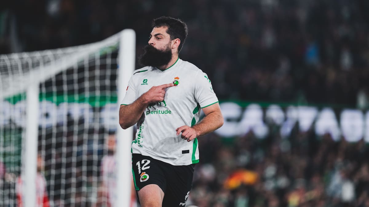 Villalibre, delantero del Racing, embiste al Sporting (3-1)