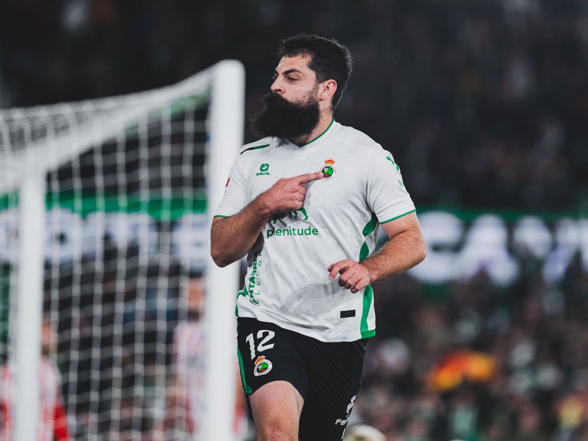 Villalibre, delantero del Racing, embiste al Sporting (3-1)