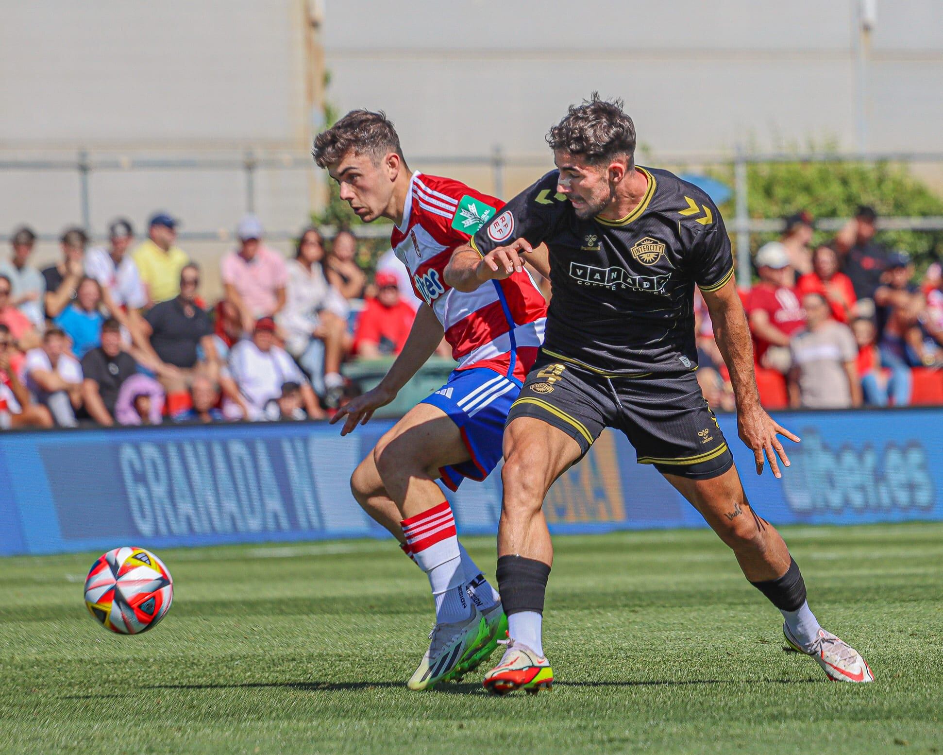 Undabarrena pelea un balón ante un futbolista del Recreativo Granada. Foto: CF Intercity