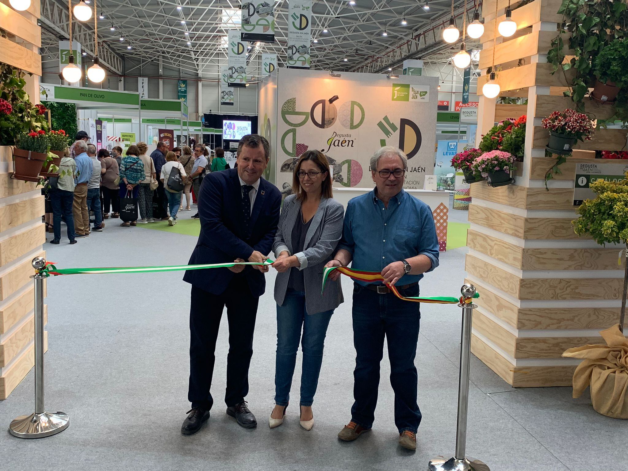 De izquierda a derecha, el diputado de Agricultura, Pedro Bruno; la presidenta de Ferias Jaén, África Colomo, y el alcalde de Santiago Pontones, Pascual González, cortan la cinta inaugural de la feria.