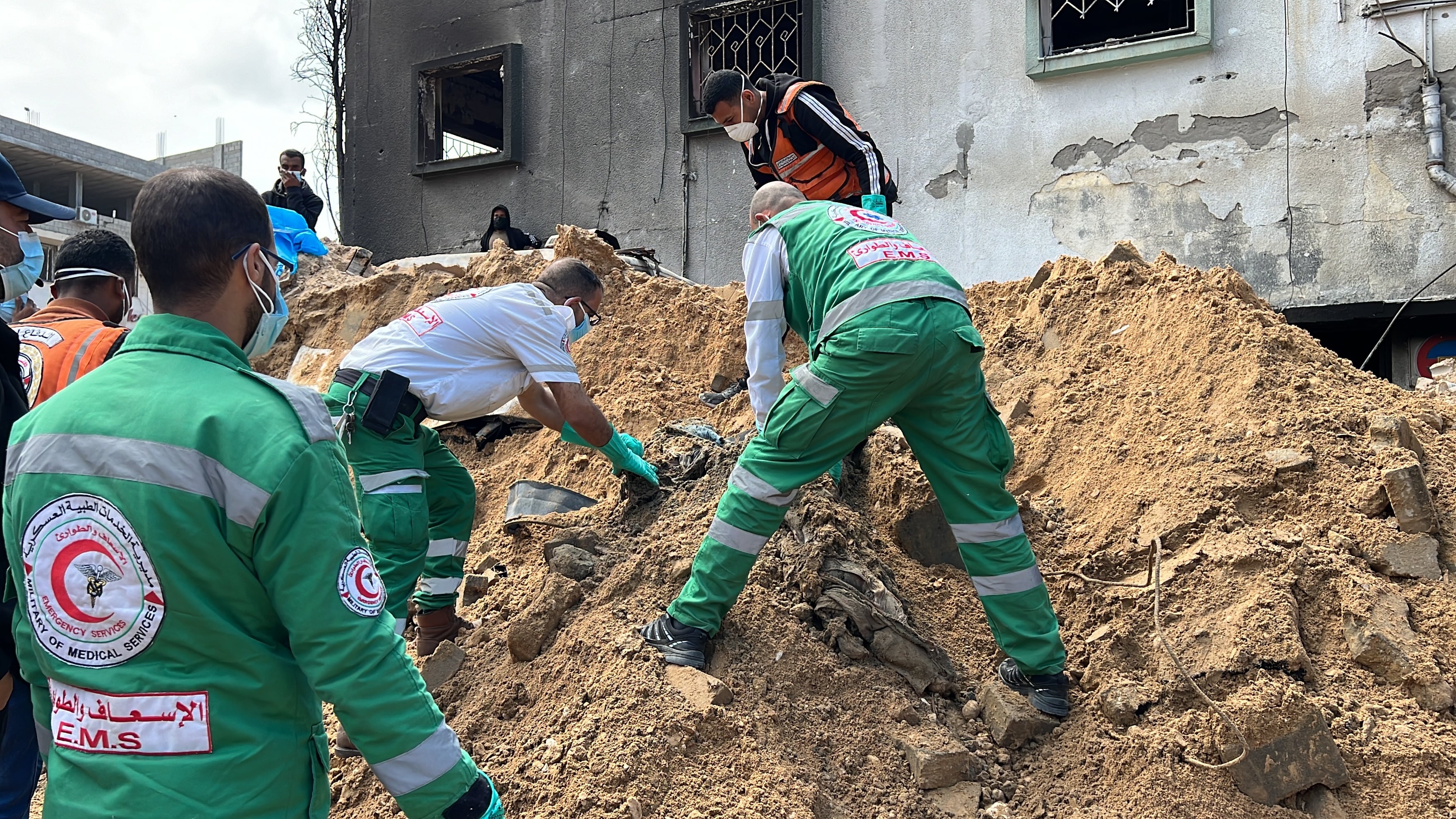 Equipos de rescate buscan restos de víctimas después del asedio de Israel que destruyó el hospital Al-Shifa en Gaza