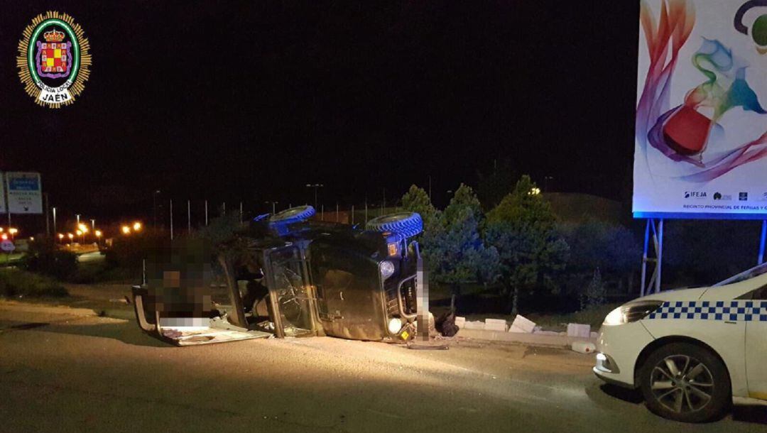 El vehículo quedó volcado en la calzada