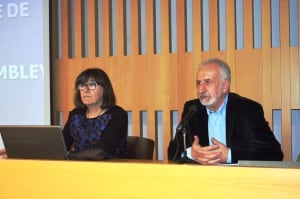 Salvador Gutiérrez presenta Elena Aguado en su conferencia sobre la Institución Libre de Enseñanza