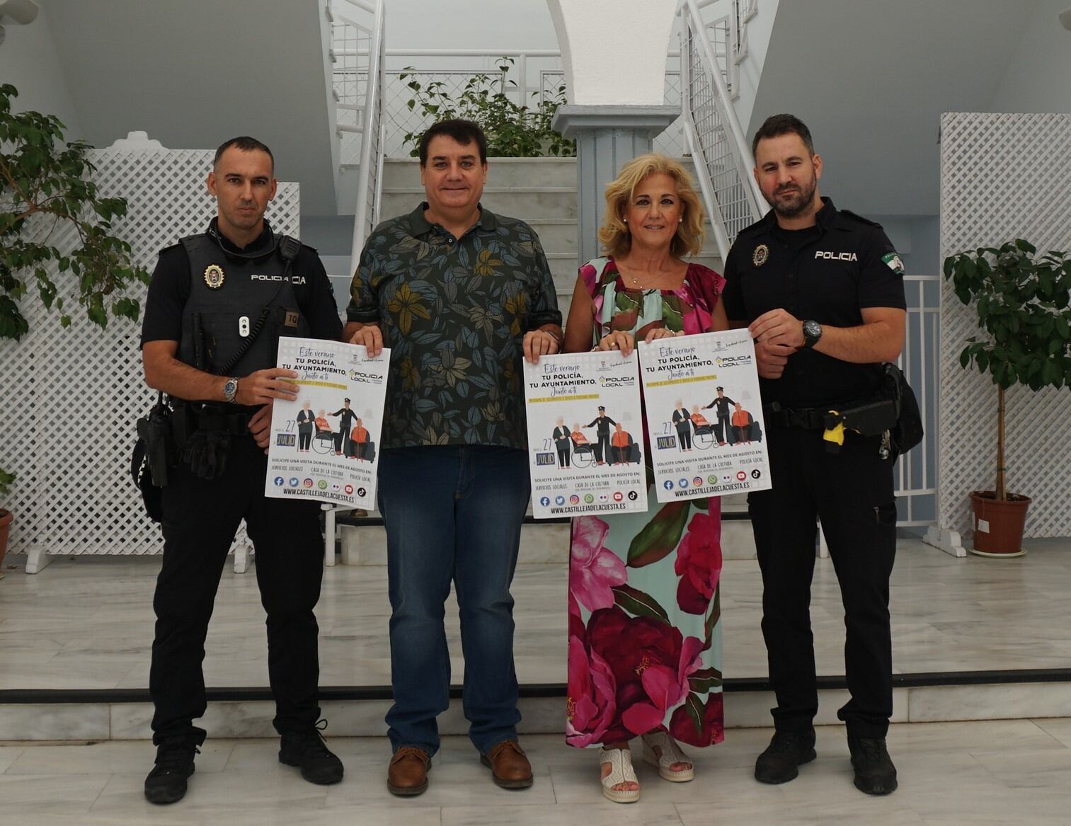 La alcaldesa, Carmen Herrera, junto al delegado de SeguridadCiudadana, Francisco Cordón, el jefe de la Policía Local, Miguel Ángel Hidalgo, y el agente Javier Vilches

/Ayuntamiento de castilleja