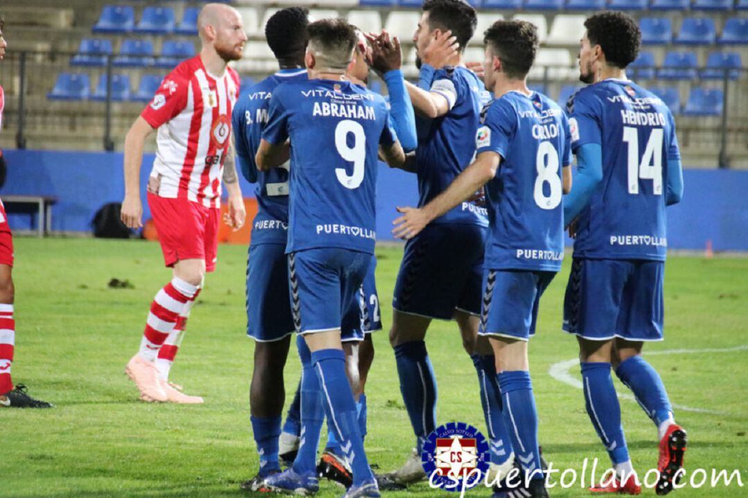 Los jugadores celebran uno de los goles de ayer 