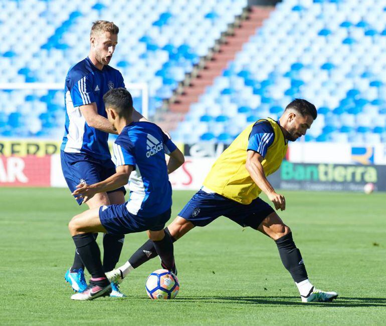 La plantilla del Real Zaragoza entrenándose en La Romareda