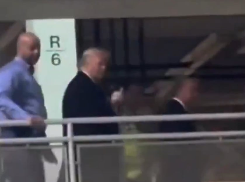 Trump responde a un trabajador de Ford que le llamó "protector de pedófilos" mostrando su dedo corazón durante una visita a una planta de ensamblaje en Michigan.