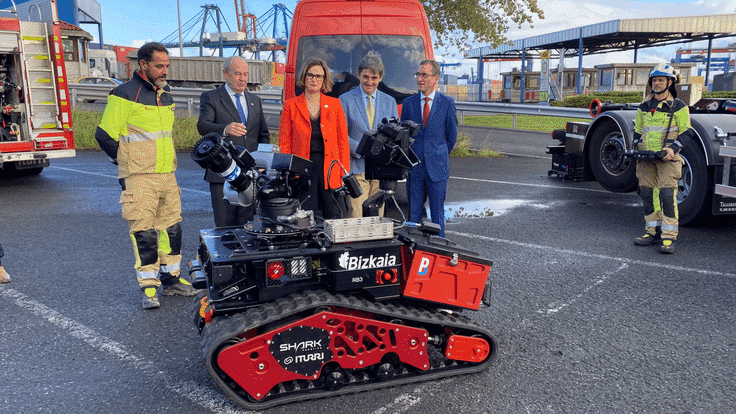 Isusko Mendizabal, director del Servicio de Bomberos de Bizkaia, explica las características del nuevo robot