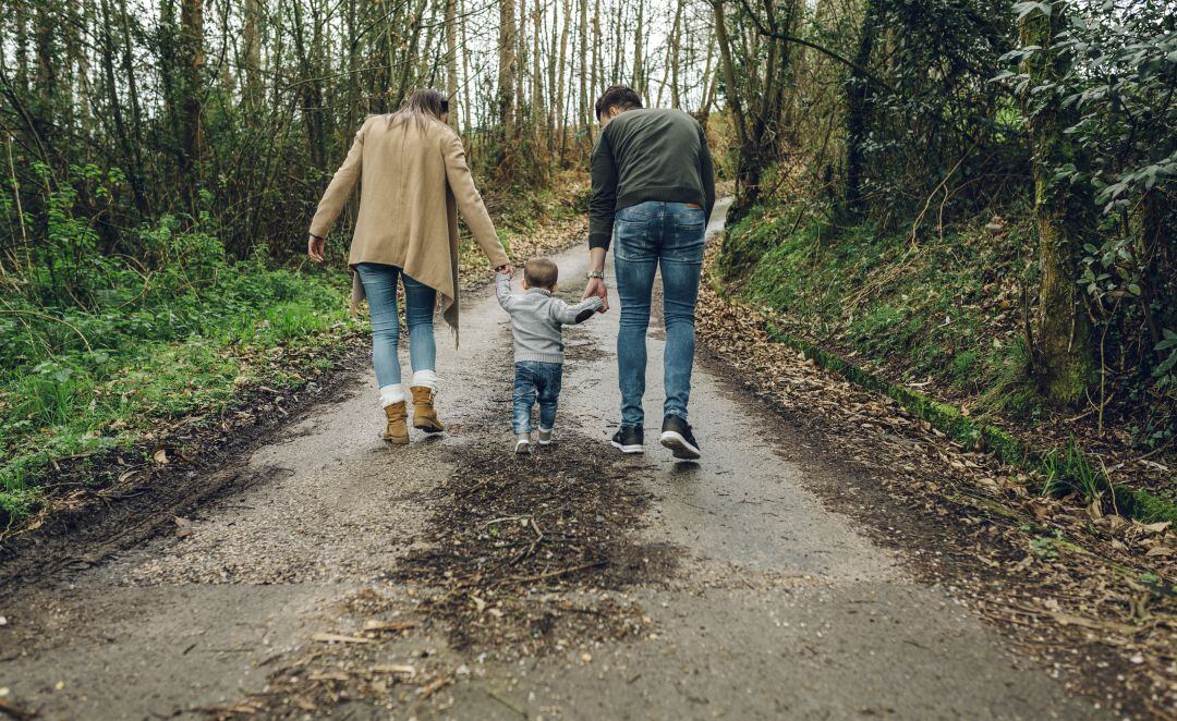 Un estudio refleja que la igualdad en una pareja se rompe con el primer hijo