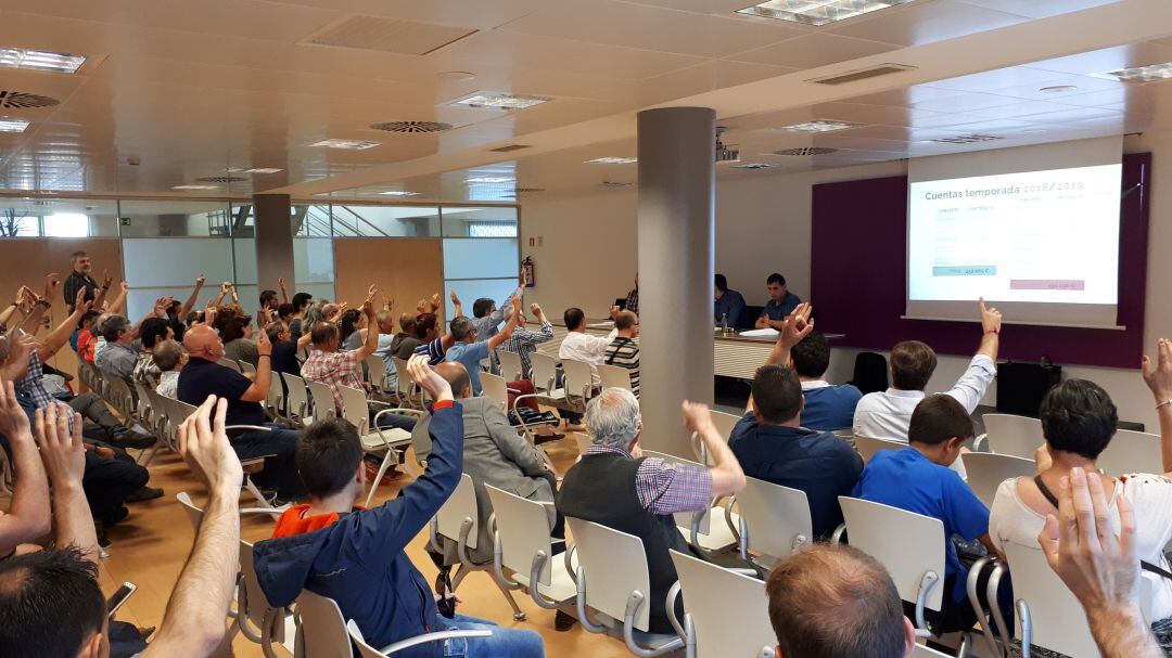 Los socios presentes en la Asamblea del Villa de Aranda en el momento de la aprobación de las cuentas del reciente ejercicio.