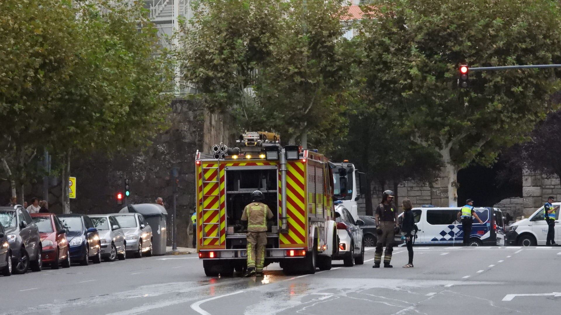 Bomberos y policía local en el lugar de los hechos