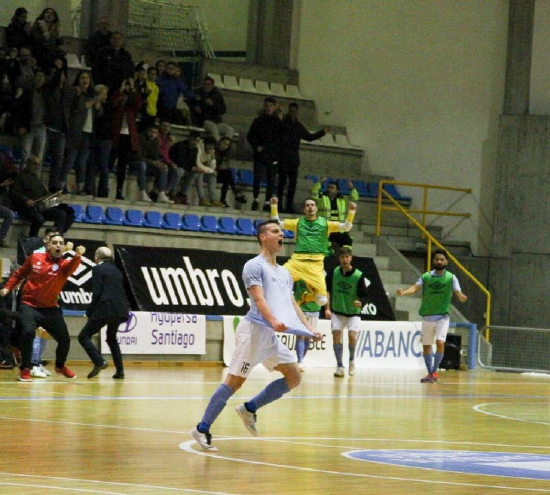 Isma celebra su tanto, al igual que la grada y el banquillo del Santiago Futsal