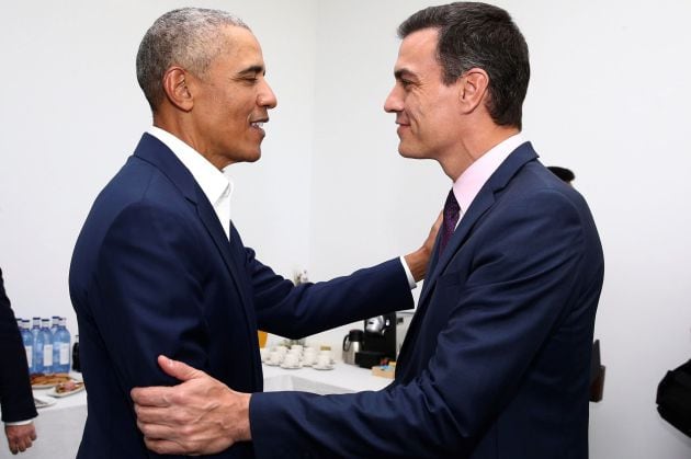 El presidente del Gobierno español, Pedro Sánchez, conversa con el expresidente de Estados Unidos, Barack Obama, durante una reunión, celebrada en el marco del Congreso Internacional de Turismo que se celebra estos días en la ciudad hispalense, en la que han intercambiado ideas sobre la lucha contra el cambio climático y los retos que conlleva la migración.