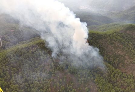 Imágen aérea del incendio forestal declarado este sábado en Suera por un rayo.