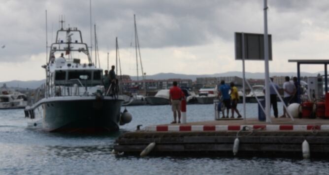 El moment en que els GEAS arribaven amb el submarinista al port de l'Estartit