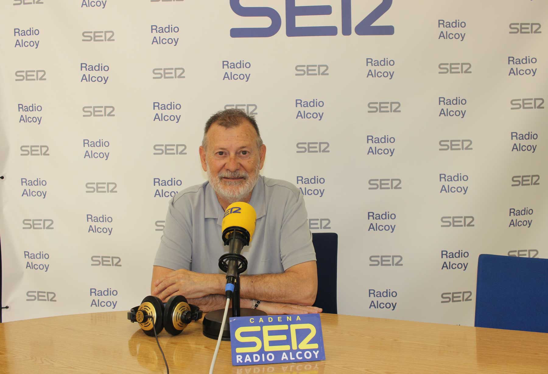 Manolo Gomicia, en el estudio central de Radio Alcoy