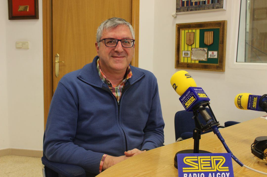 Josep Manel Francés, alcalde d'Agres, a l'estudi de Radio Alcoy en una imatge d'arxiu.
