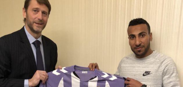 Presentación del jugador del Valladolid con su presidente Carlos Suárez