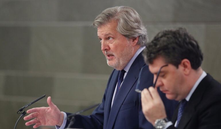 El portavoz del Ejecutivo, Iñigo Méndez de Vigo, durante la rueda de prensa ofrecida tras la reunión del Consejo de Ministros. 