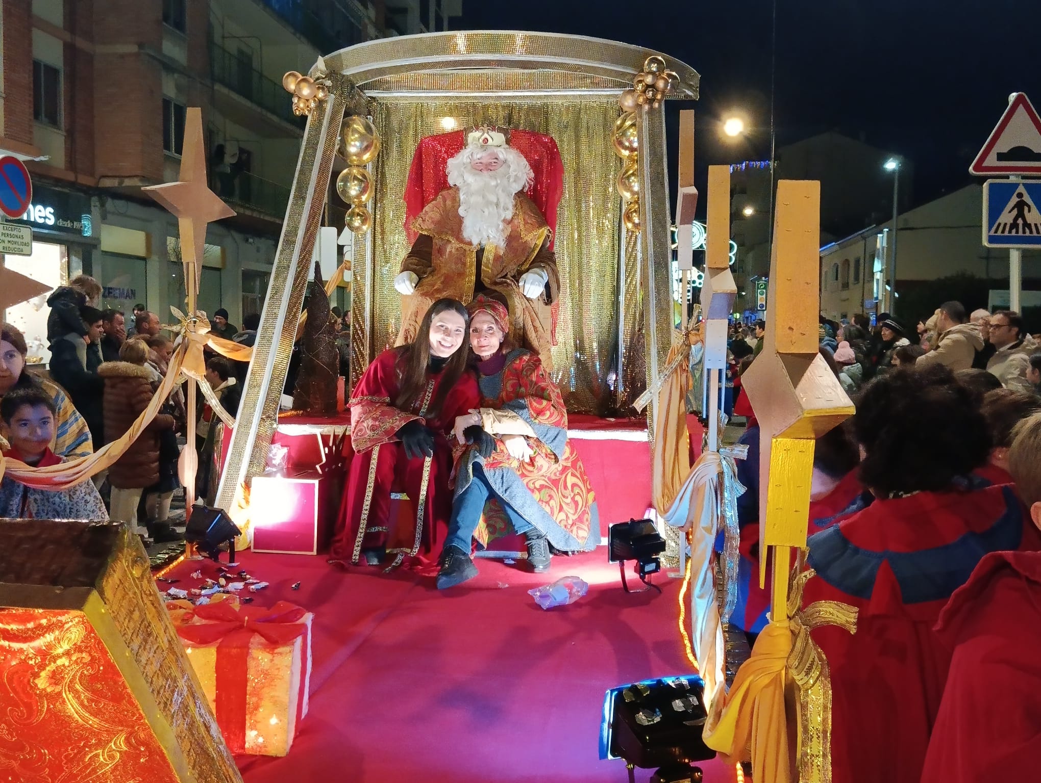 Melchor estuvo acompañado por la reina de las fiestas y la pregonera, Isabel Santos