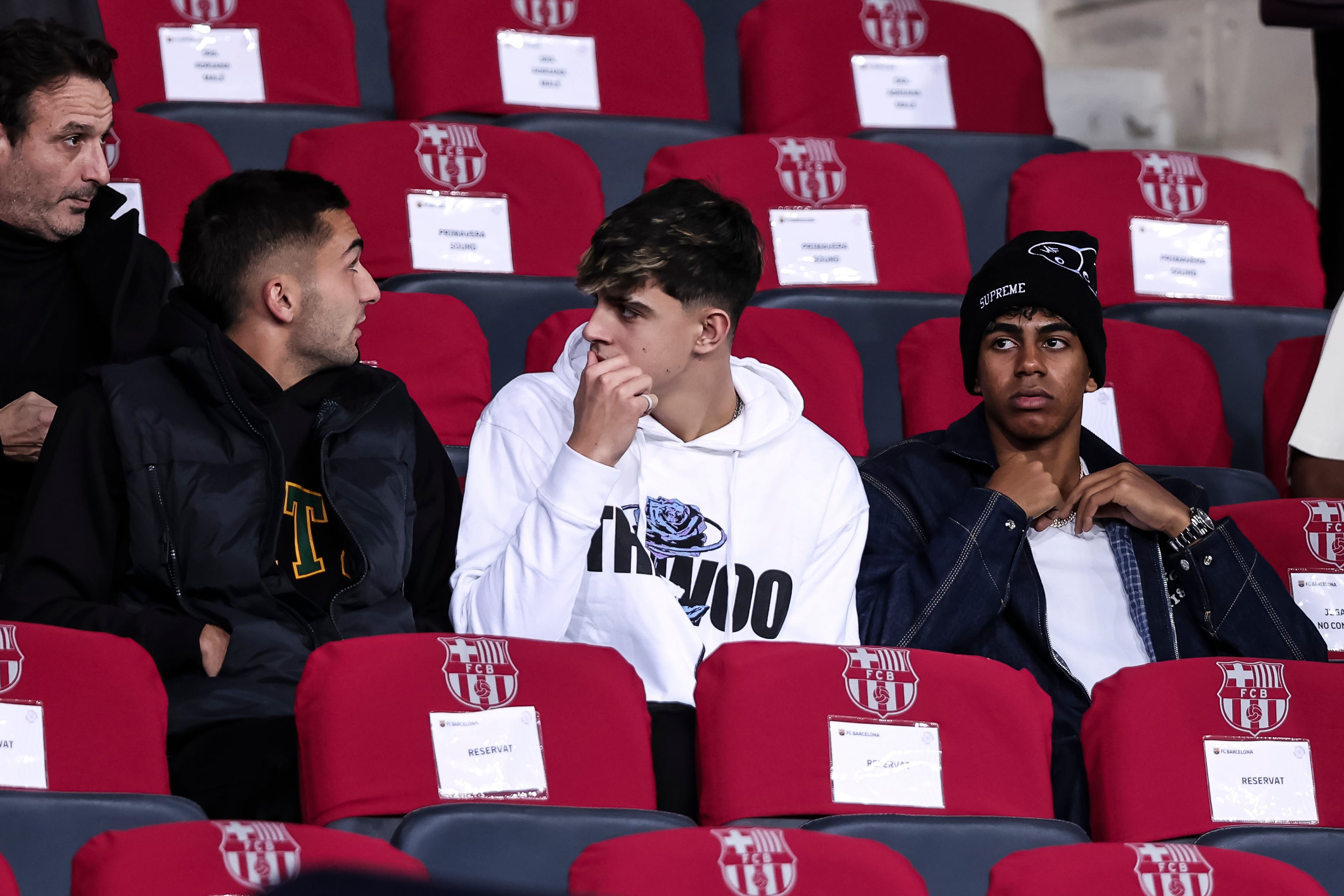 Ferran Torres y Lamine Yamal ven desde la grada el partido del Barça contra el Brest