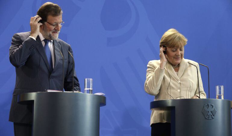 El presidente del Gobierno español, Mariano Rajoy, y la canciller alemana, Angela Merkel, al inicio de la comparecencia conjunta con motivo de su cumbre informal de dos días.