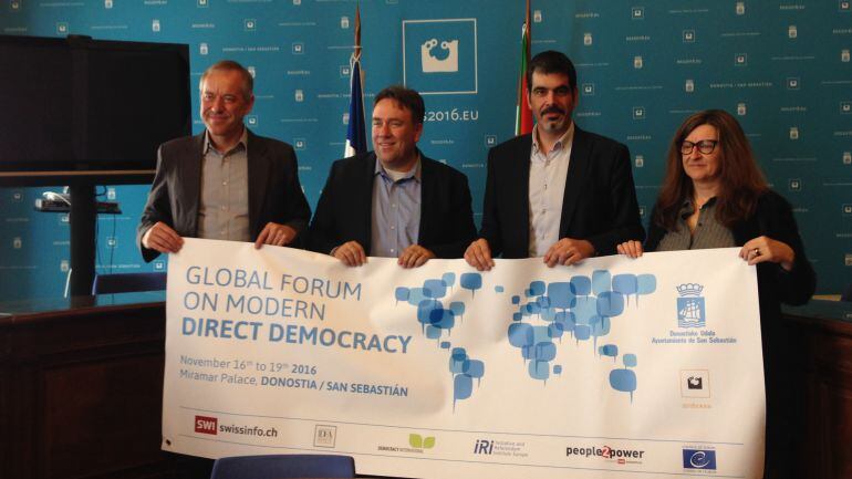 Bruno Kaufman y Joe Mathews, copresidentes de Global Forum, junto a Eneko Goia, alcalde de San Sebastián, y Duñike Agirrezabalaga, concejal de Participación