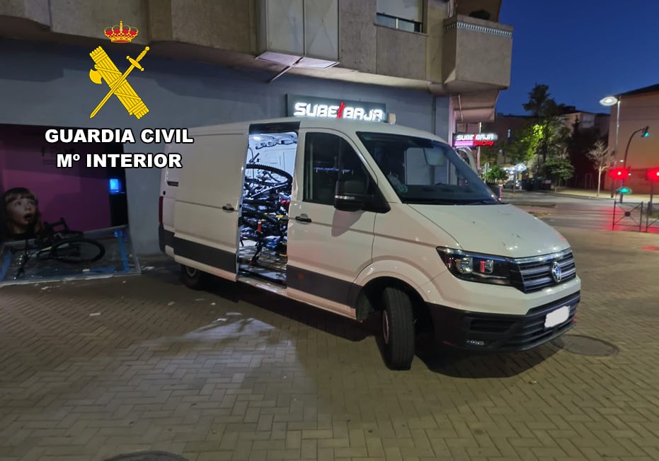 Furgoneta cargada con las bicicletas robadas en Jaén.