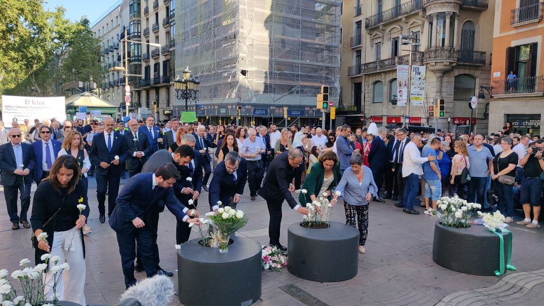 Autoridades en la ofrenda floral en La Rambla en un acto de homenaje a las víctimas por el 17A, el 17 de agosto de 2019.