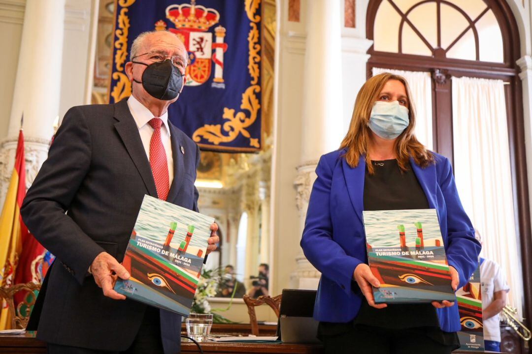 El alcalde de Málaga, Francisco de la Torre, junto a la concejala de Turismo, Rosa Sánchez, durante la presentación del Plan Estratégico de Turismo de la ciudad 