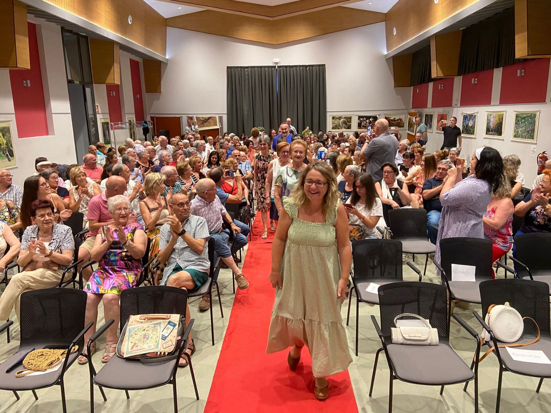 Alfombra roja atravesando el Espazio Cultural L’ Urmo