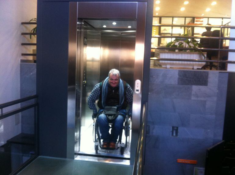 El expresidente José Antonio Fierro el día de la inauguración del ascensor del ayuntamiento de Ponferrada