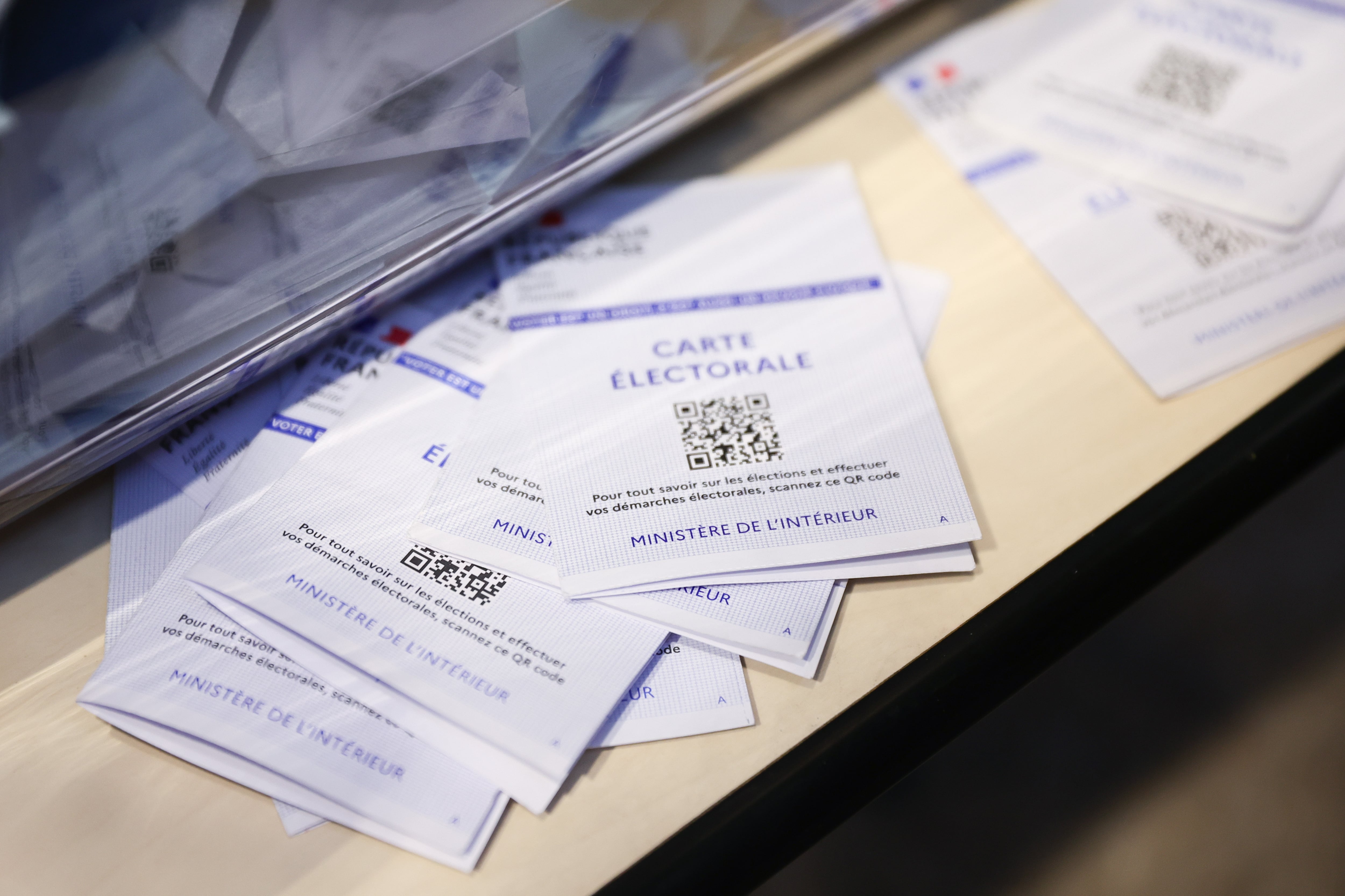 Paris (France), 15/03/2026.- Electoral cards at a polling station during voting the first round of the municipal elections in Paris, France, 15 March 2026. (Elecciones, Francia) EFE/EPA/TERESA SUAREZ