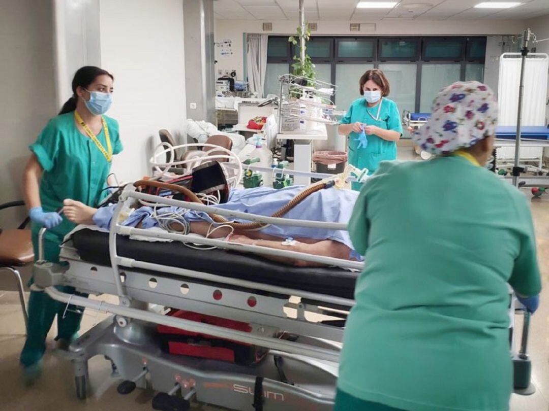 Sanitarias del Hospital Reina Sofía de Córdoba atienden a un paciente con COVID.