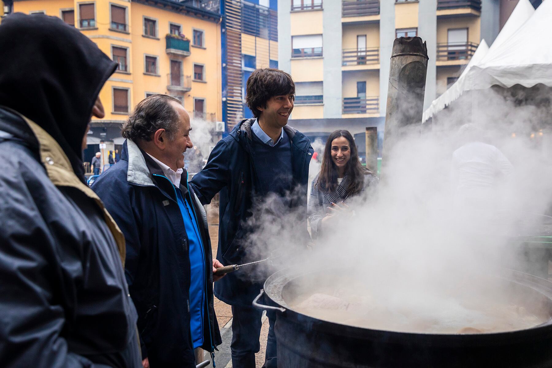 Els cònsols d'Andorra la Vella, Sergi Gonzàlez i Olalla Losada, a l'escudellada de la capital