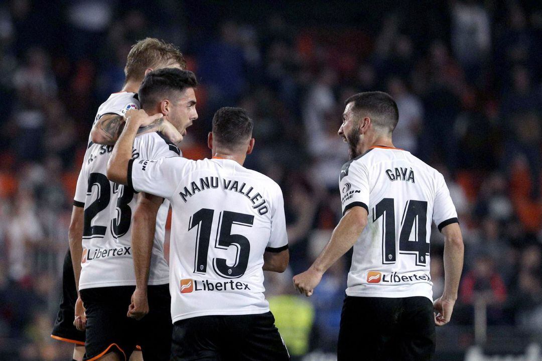 El delantero del Valencia CF Rubén Sobrino celebra un gol con sus compañeros