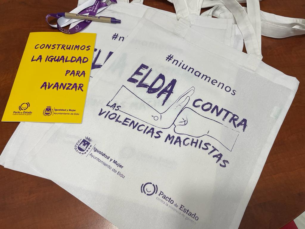 Bolsos con el lema de Elda Contra las Violencias Machistas.