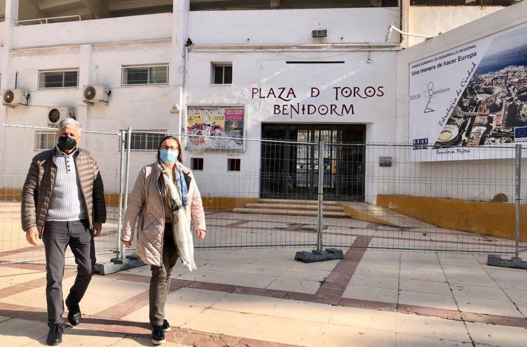 Los concejales naranjas en el Ayuntamiento de Benidorm, Juan Balastegui y Ana Pérez Sebastiá, frente a la Plaza de Toros