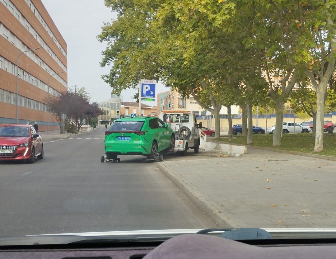 Vehículo de Bolt trasladado por la Policía Local de Toledo al parking de la calle Bruselas