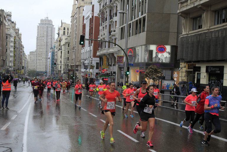 Las participantes durante la XIII edición de la Carrera de la Mujer disputada ayer en Madrid