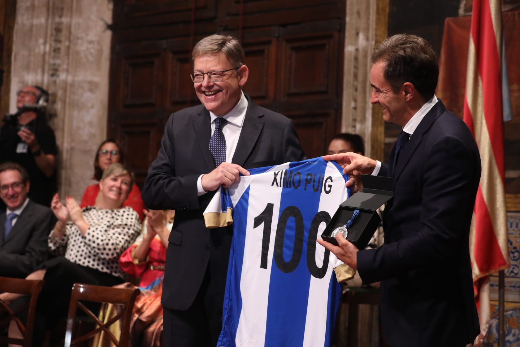 El presidente del Hércules, Carlos Parodi, entrega una camiseta del centenario del club al president Ximo Puig