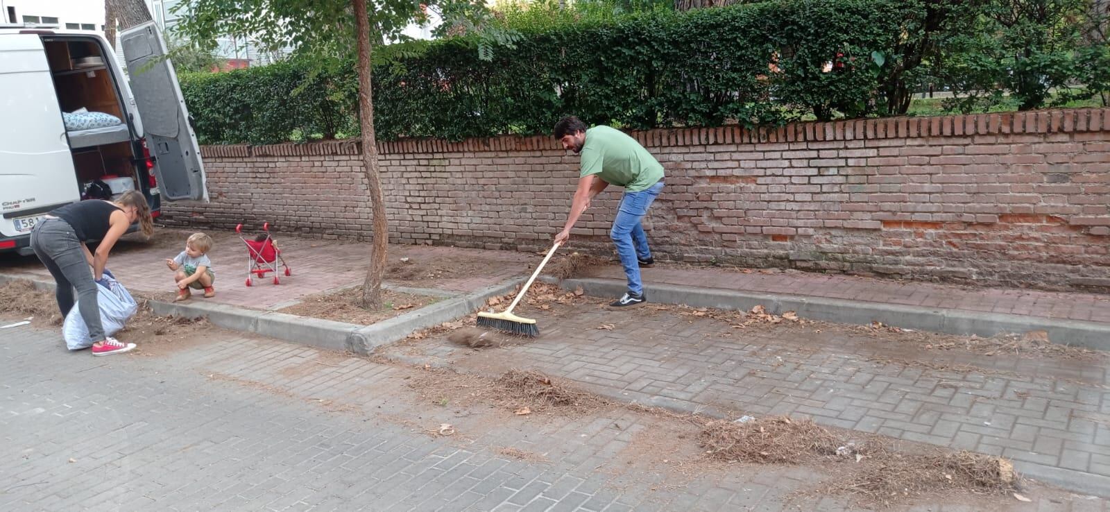 Vecinos de la colonia Ciudad Pegaso limpiando su calle