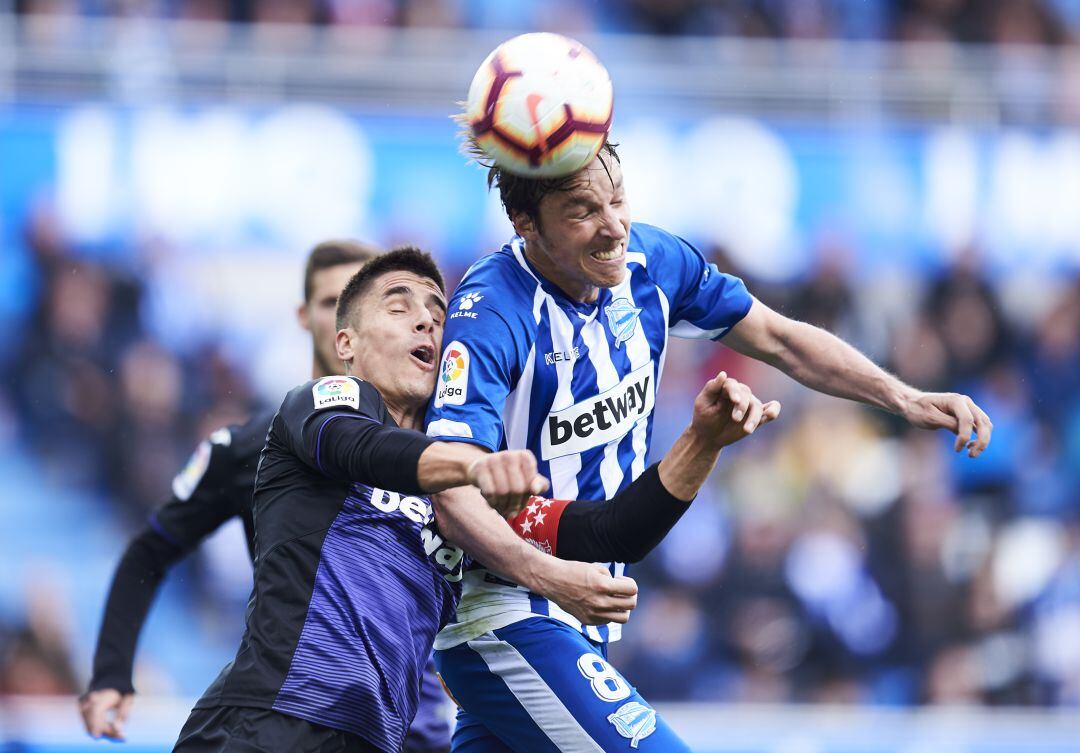 Unai Bustinza (CD Leganés) y Tomas Pina (Deportivo Alavés) pelean por un balón durante un partido de la temporada pasada.