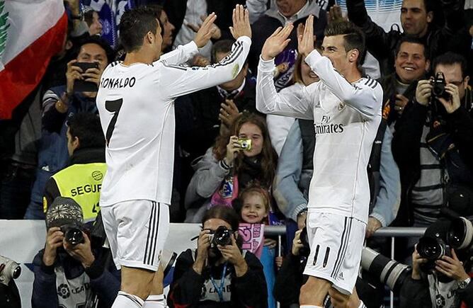 Cristiano Ronaldo y Gareth Bale se saludan para celebrar el primer gol del galés en el Santiago Bernabéu.