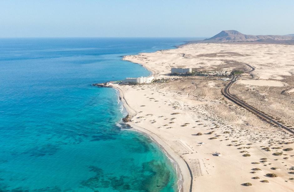 Los hoteles Tres Islas y Oliva Beach, gestionados por RIU en las Dunas de Corralejo (La Oliva, Fuerteventura)