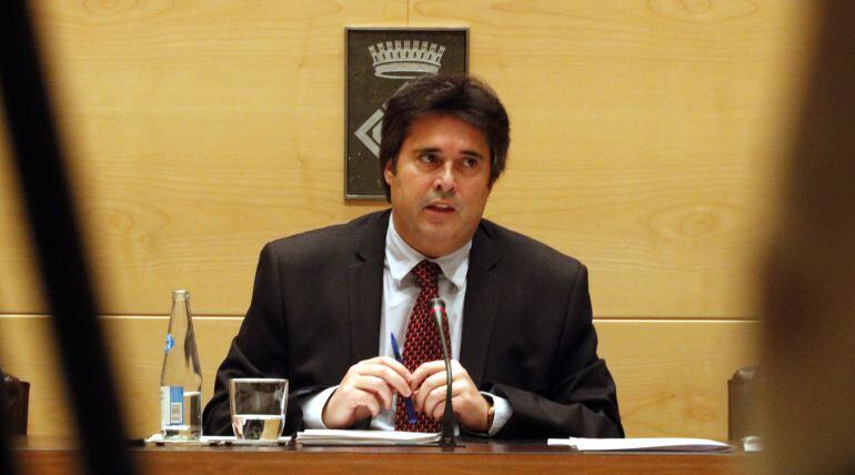 El president de la Diputació, Pere Vila, durant el ple.